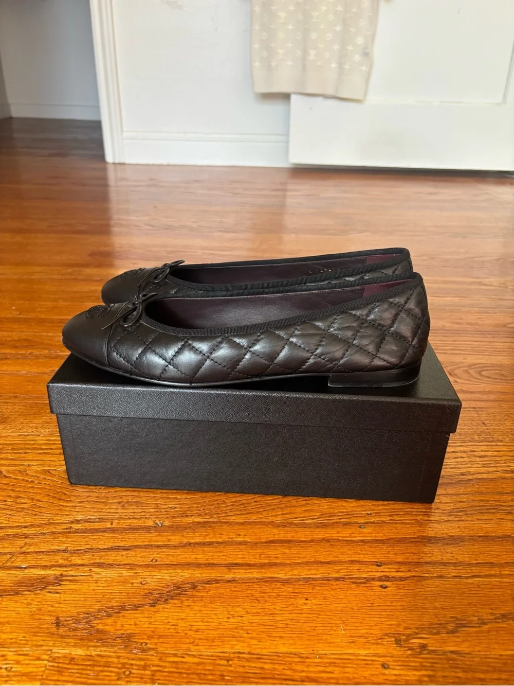 CHANEL Black Quilted Leather CC Logo Ballet Flats size 42